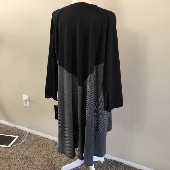 IC Collections open front, flared coverlet with grey diagonal print blk sleeves - Picture 2 of 6